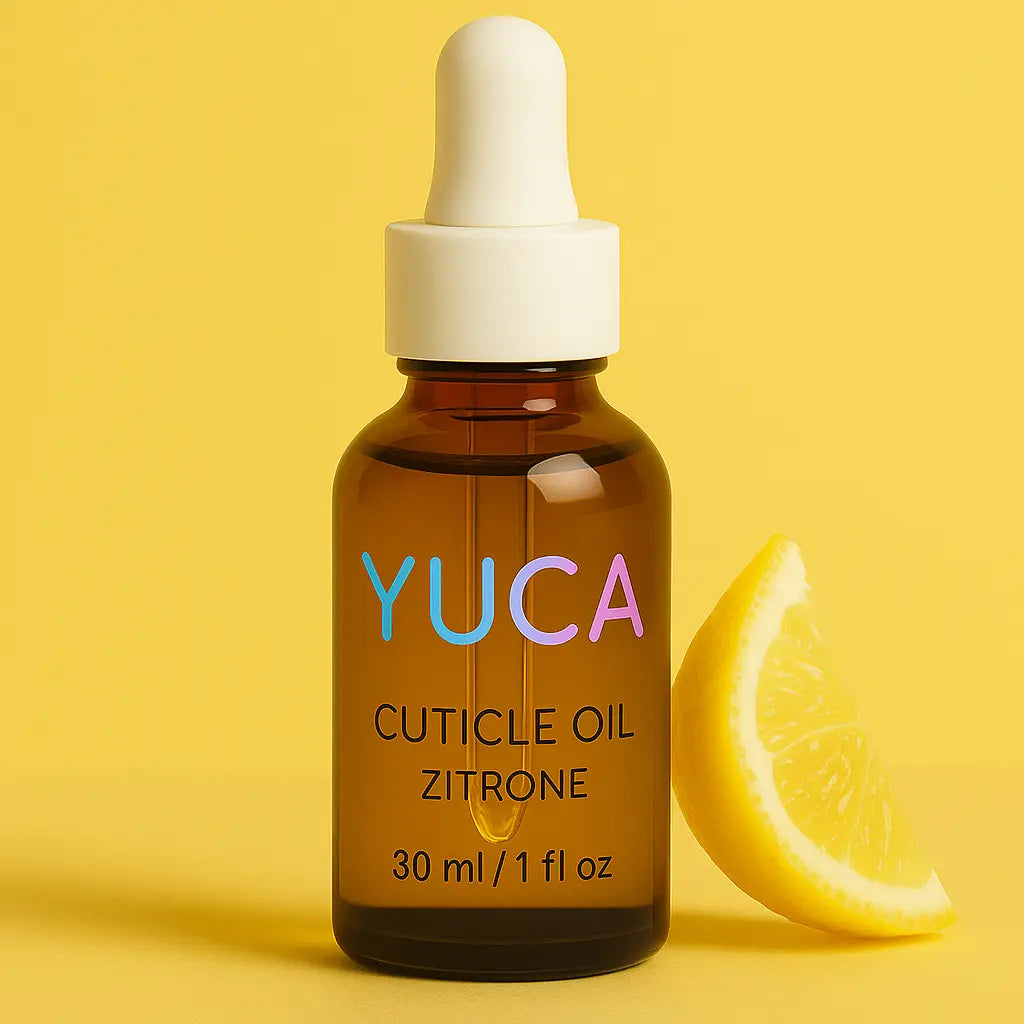YUCA Cuticle Oil in einer 30 ml Braunglasflasche mit weißer Pipette, aufgestellt vor gelbem Hintergrund mit Zitronenscheibe – Nagelpflegeöl mit frischem Zitronenduft

