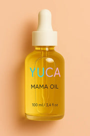 YUCA Mama Oil in einer goldgelben Glasflasche mit weißer Pipette auf pfirsichfarbenem Hintergrund – sanftes Pflegeöl für Schwangerschaft & Mama-Haut, 100 ml