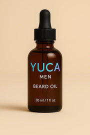 YUCA MEN Beard Oil in hochwertiger Braunglasflasche mit Farbverlauf-Logo und schwarzer Pipette – cleanes Design auf beigem Hintergrund

