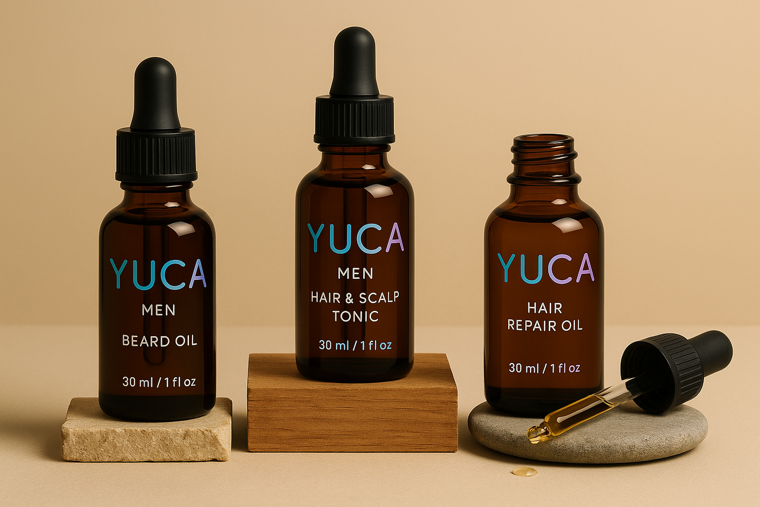 Drei YUCA MEN Pflegeöle – Beard Oil, Hair & Scalp Tonic und Hair Repair Oil – in Braunglasflaschen mit schwarzer Pipette, liegend arrangiert auf beigefarbenem Hintergrund, fotografiert aus der Vogelperspektive