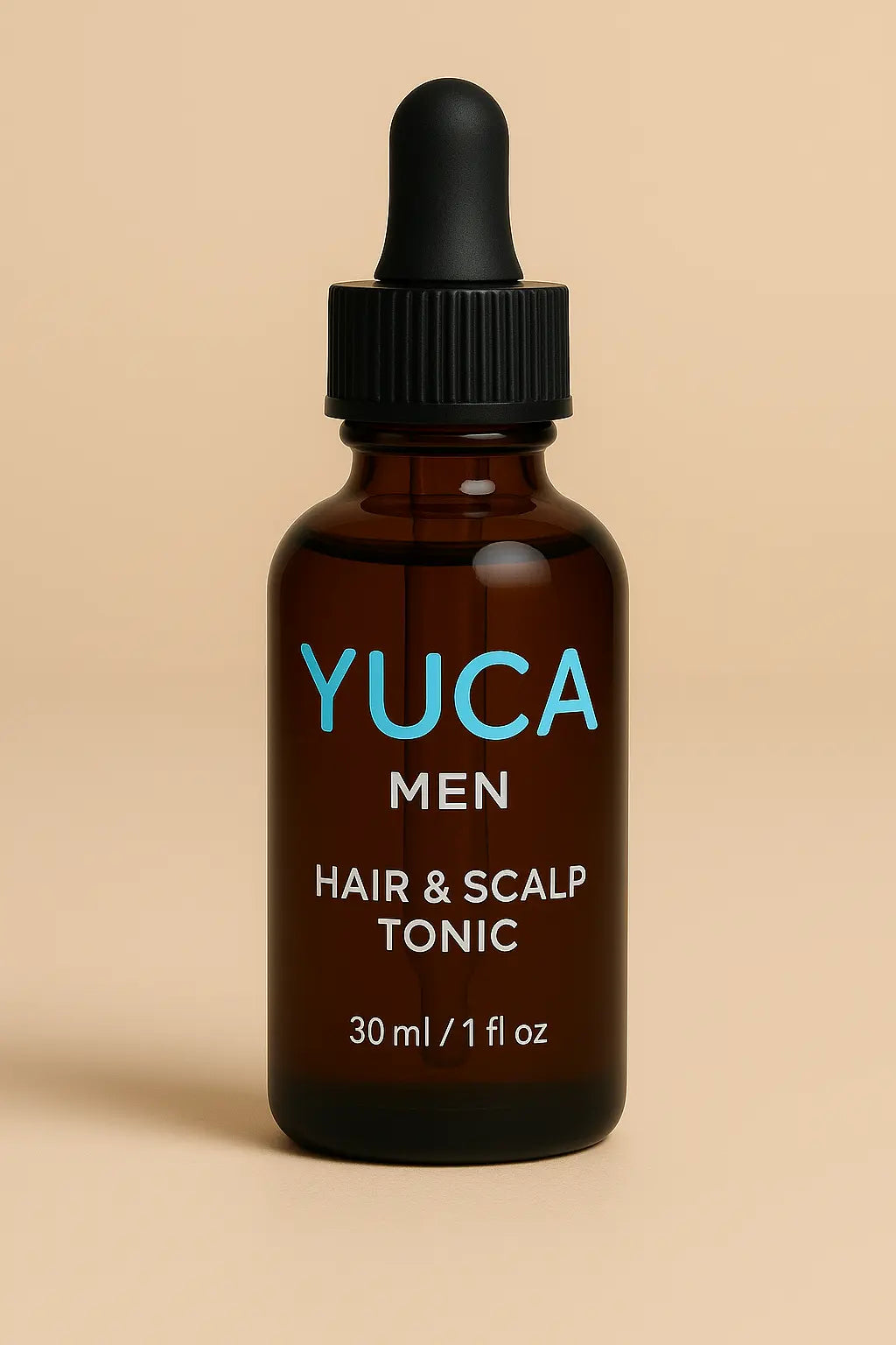 YUCA MEN Hair & Scalp Tonic in amberfarbener 30 ml Glasflasche mit Pipette – stilvolles Männerkosmetik-Design auf beigem Grund